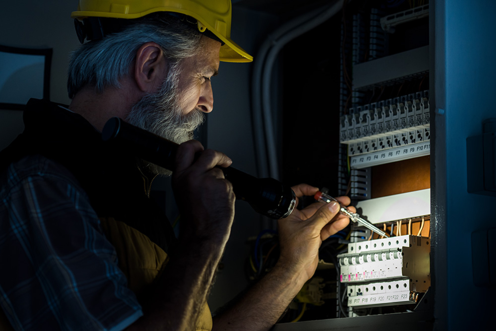 Über­spannungs­schutz bei Elektro Menzel Inh. Schlenker Christian in Wegeleben